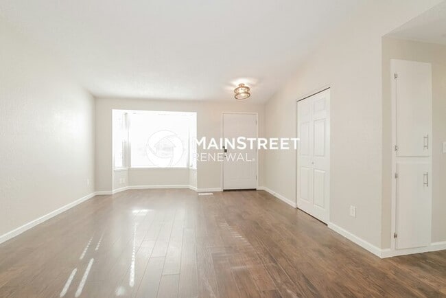 Building Photo - 4 Bedroom Pet-Friendly Home in PUYALLUP, WA with Main Street Renewal