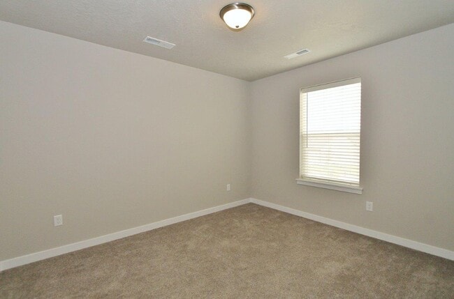 Building Photo - Spacious Home w/Open Floor-Plan