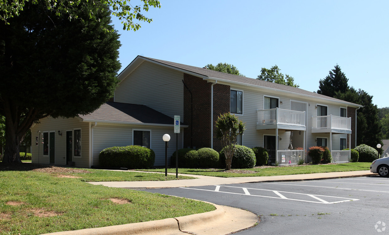 Primary Photo - Forest Ridge Apartments