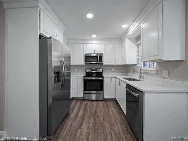 Foto del edificio - 895 Harcourt Rd