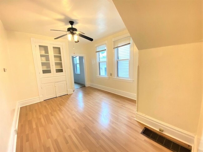 Newly Renovated 3 Bed, 1 Bath Unit in Pitcairn - Available January 10th! - Newly Renovated 3 Bed, 1 Bath Unit in Pitcairn - Available January 10th! Townhome