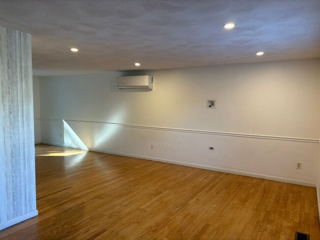 Building Photo - Private Home | 3 Bedroom 2 Bathroom | Huge...
