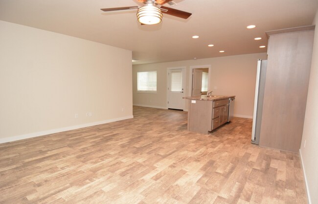 Foto del edificio - 524-526 NE Clover Ave