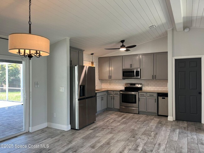 Building Photo - 3463 Mazur Dr