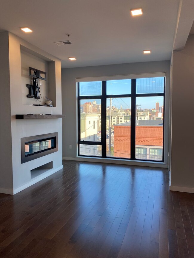 Foto del edificio - Beautiful CWE Condo with all the Amenities!