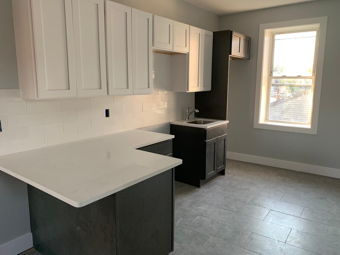 Foto principal - 155 S Essex Ave