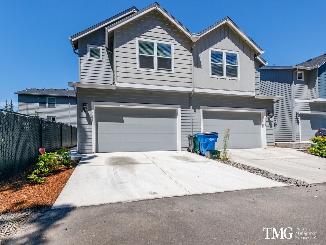 Primary Photo - Newer 3BD/2.5BA Townhome Near Walking Trai...