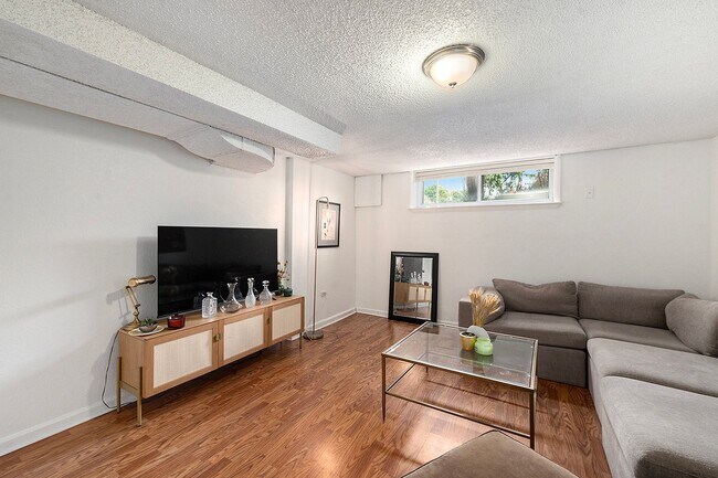 Foto del edificio - 2 Bedroom, 1 Bath Garden Level Unit in Park Hill