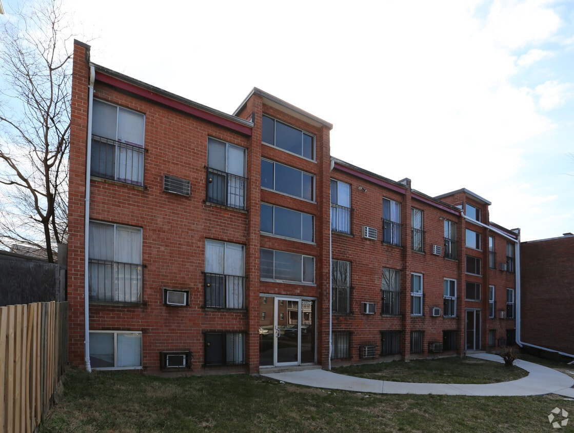 Primary Photo - 4325 Kansas Ave NW