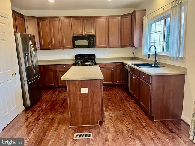 Building Photo - 6003 Popes Creek Pl