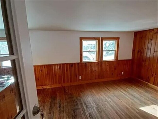 Building Photo - Adorable 2-bed