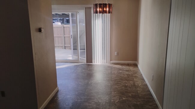 Área de comedor - 8732 Woodman Way