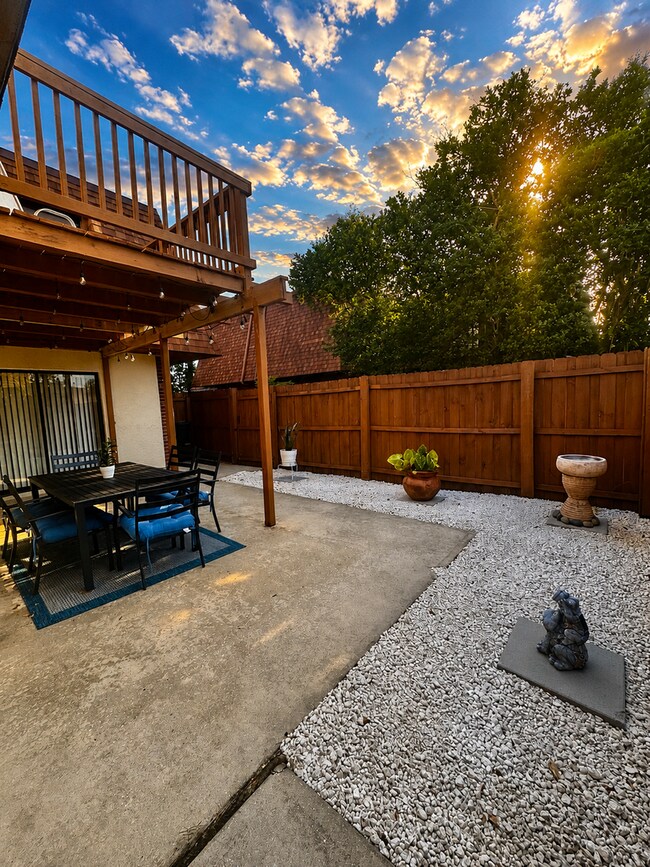 Foto del edificio - Spacious & Beautifully Updated Townhome in a Prime Location!