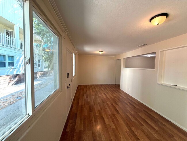 Foto del edificio - Biker’s Paradise: Cozy 2BR Duplex Steps from UC Davis & Downtown.