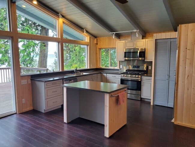 Building Photo - 2 br, 1 bath House - 6196 NE Twins Spits Road