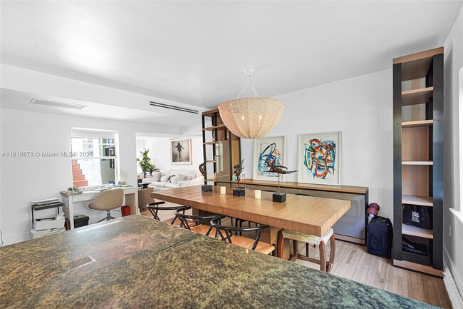 Building Photo - 915 8th St
