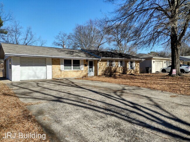 Building Photo - 3 br, 1.5 bath House - 916 Brewer Street