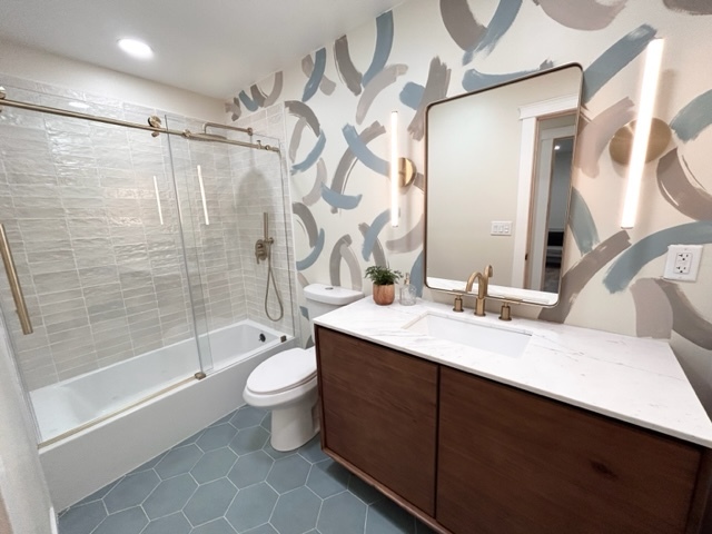 Main Bathroom with Tub and upgraded Featutres - 1363 NW Highland Ave