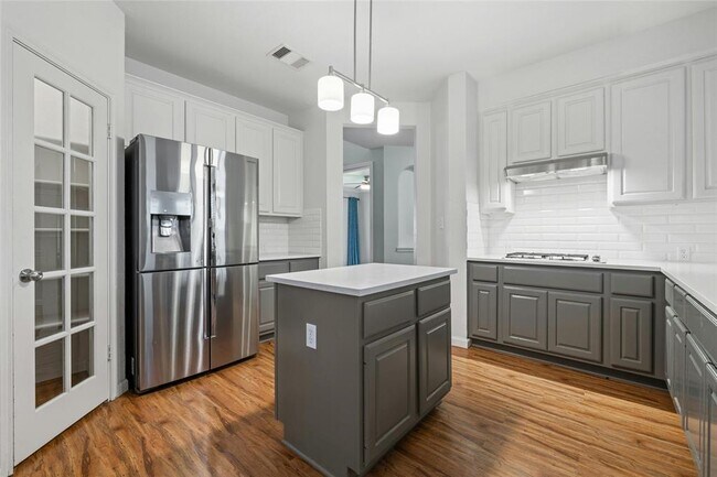 Foto del edificio - 2015 Inverness Dr