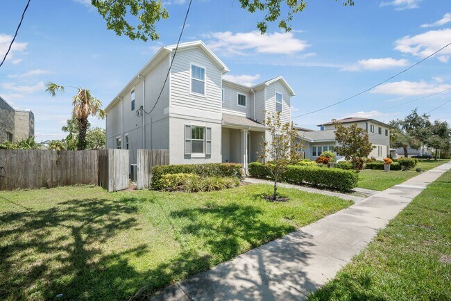 Building Photo - Great South Tampa 4BR/3BA townhome with 2 ...