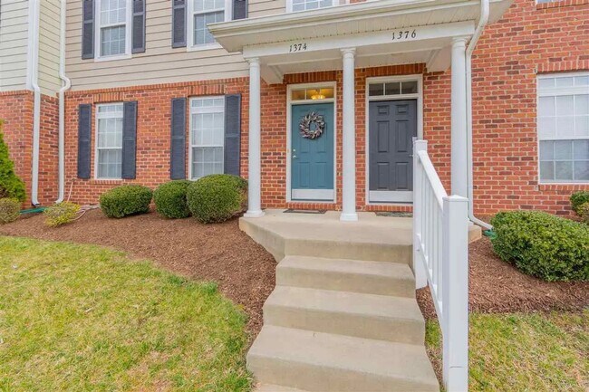 Building Photo - Gorgeous townhome, walking distance to Hol...