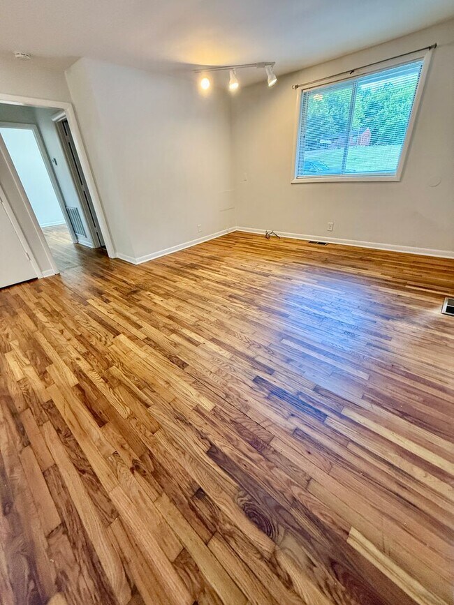 Foto del edificio - 2 BR 1 Bath Duplex with convenient airport...