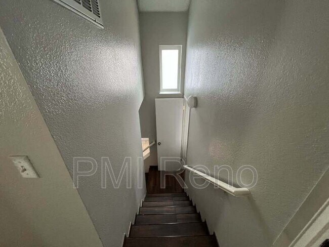 Building Photo - 2574 Garfield Dr