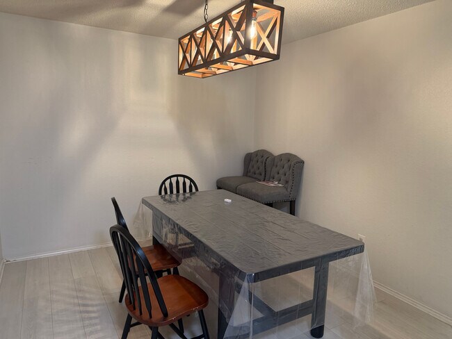 Foto del edificio - Room in Single Family Home on Bandera St