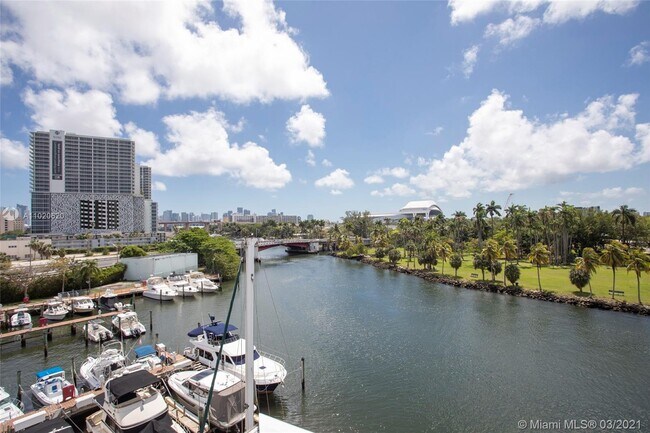 Foto del edificio - 1740 NW N River Dr
