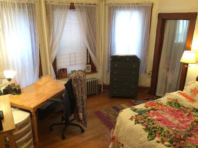 Building Photo - Central Mission Hill Location. In-Unit Was...