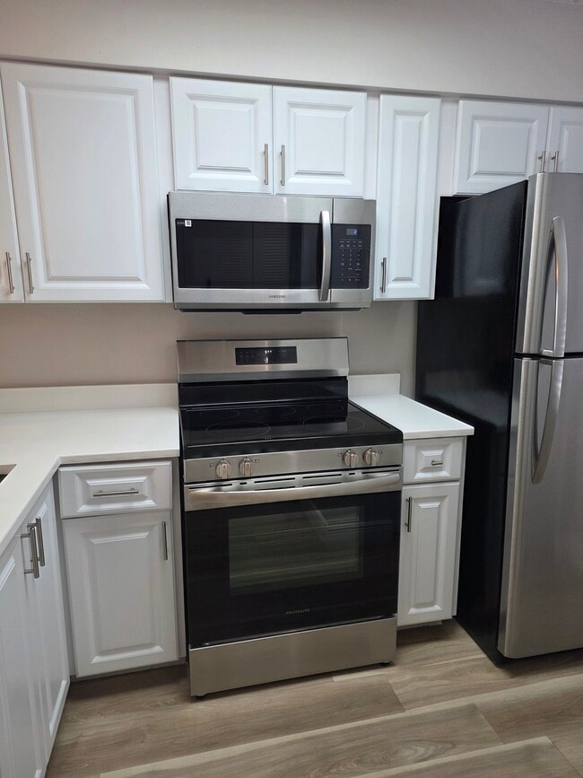 Kitchen - 2222 N Cypress Bend Dr