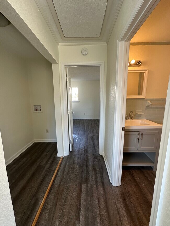 Conexión para lavandería en la planta superior/pasillo/baño trasero/dormitorio trasero - 469 W Circle Dr