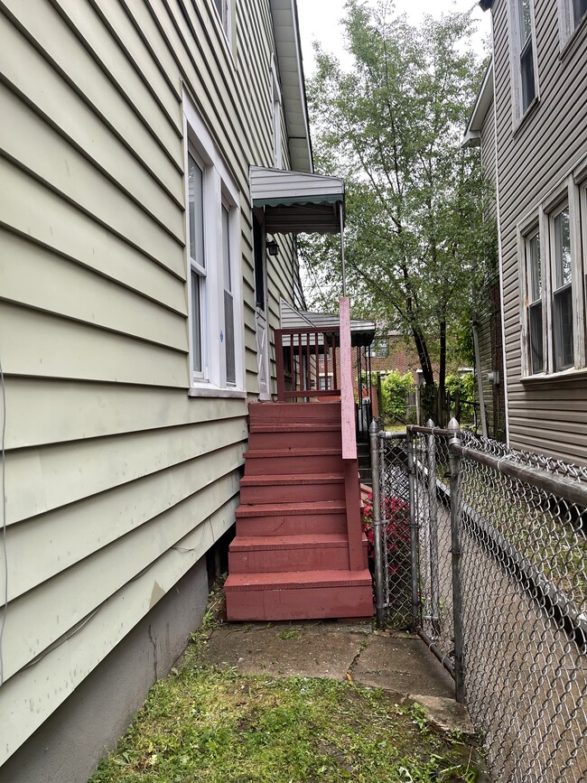 Building Photo - 206 Woodlawn Ave