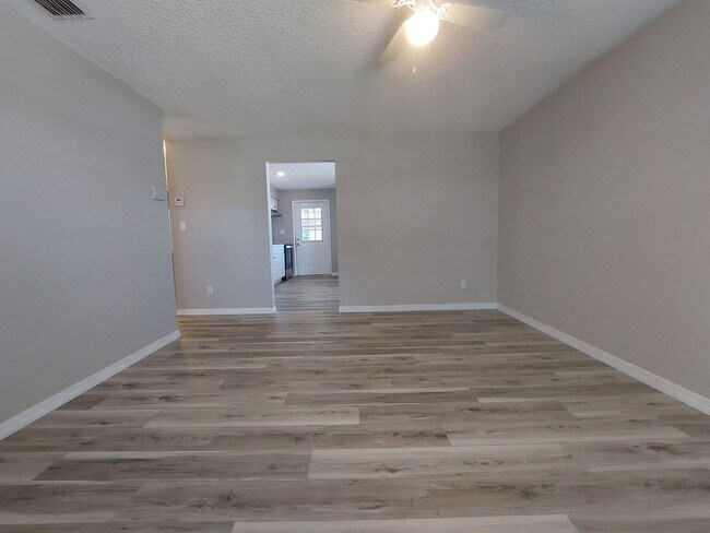 Foto del edificio - 2 Bed / 1 Bath Apartment - RENT SPECIAL! 50% OFF OF FIRST MONTH'S RENT
