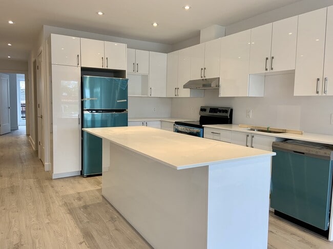 Building Photo - 4538 Av Du Parc