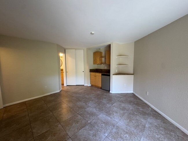 Foto del edificio - Spacious 2-Bedroom Condo with Rare 2-Car G...
