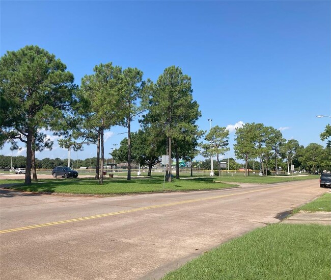 Building Photo - 1311 Parkside Dr