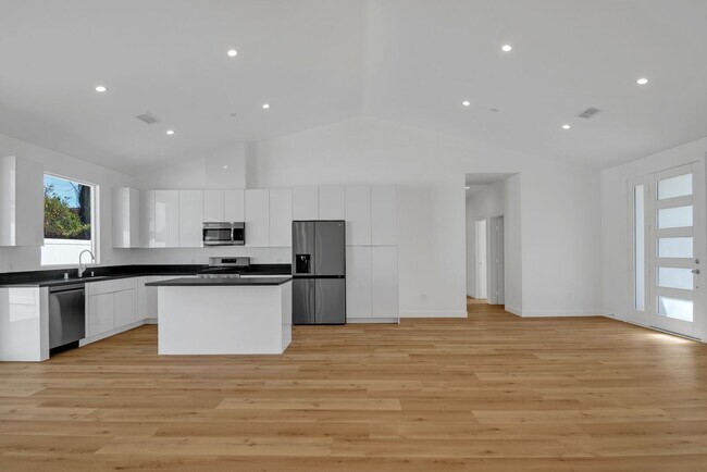 Foto del edificio - Modern 5-Bedroom 5 bath Home for Lease in ...