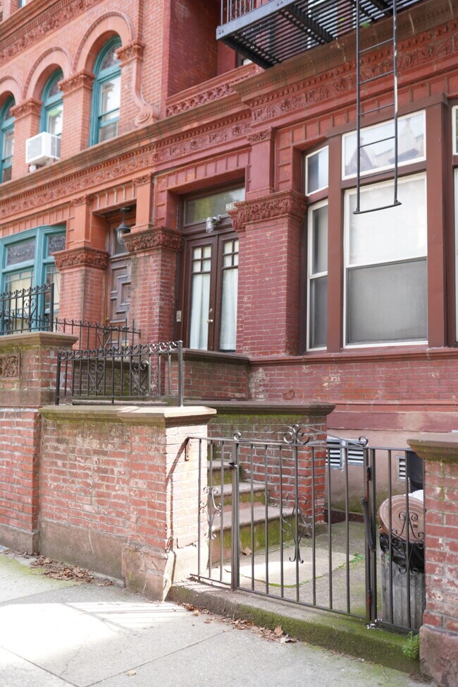 Building Photo - 236 Hancock St