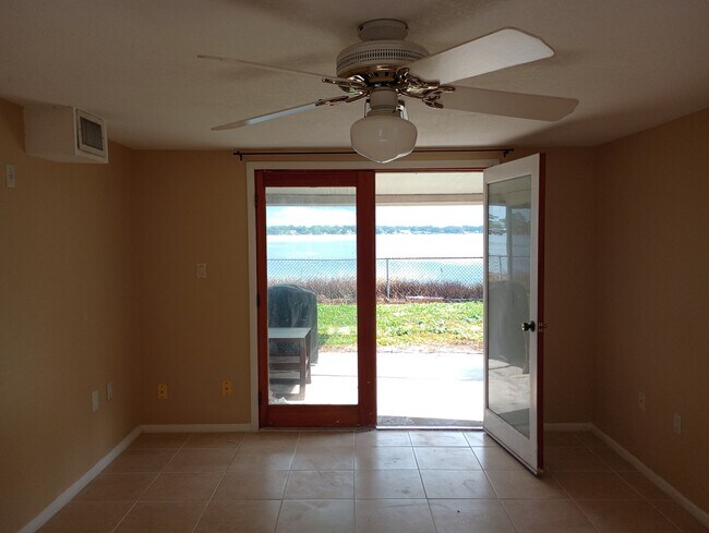 Foto del edificio - 7429 Lake Dr