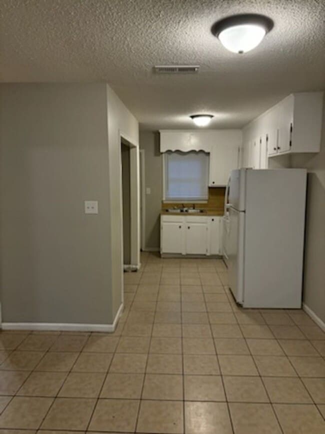 Building Photo - 211 8th Ave Dr SW