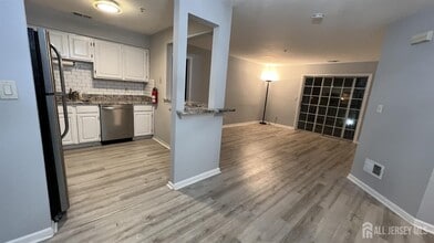 Building Photo - 523 Waterford Dr