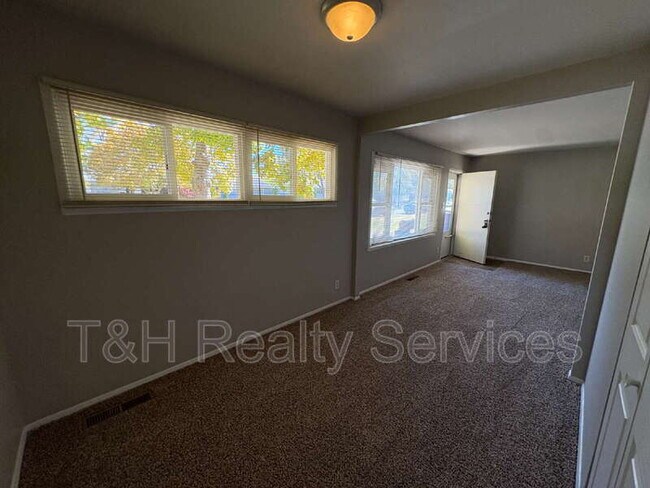 Foto del edificio - 4908 N Kenyon Dr