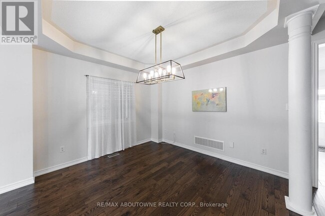 Building Photo - 374 Spring Blossom Crescent