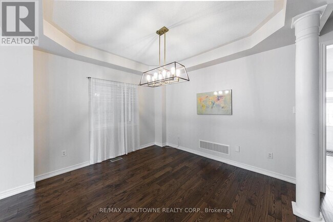 Photo du bâtiment - 374 Spring Blossom Crescent