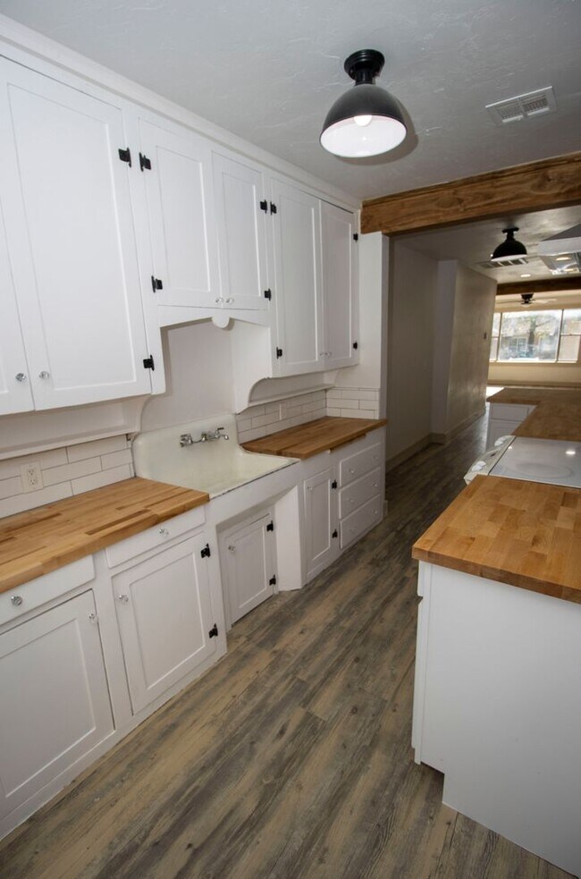 Building Photo - 2 bed near Plaza remodeled!