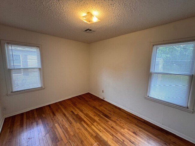 Foto del edificio - Norman 2 bed cutie, clean and ready for move in!  covered porch and storage shed!