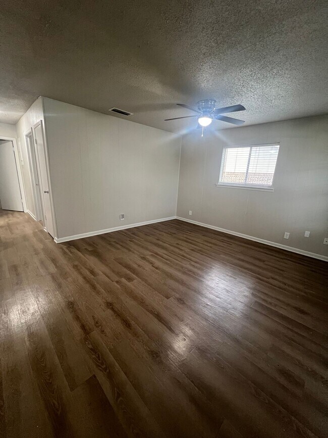Foto del edificio - Renovated 2 Bed/1.5 Bath Duplex with Garage