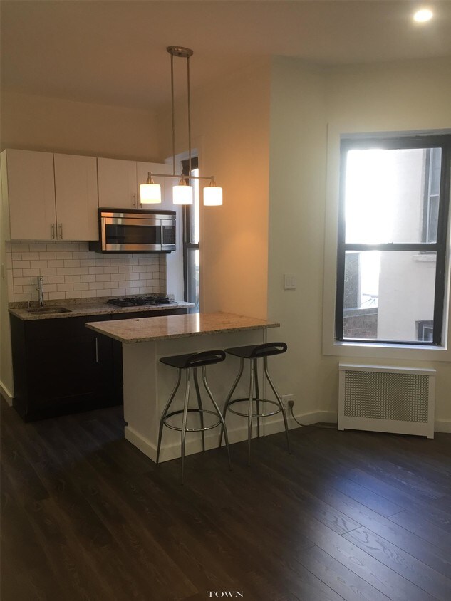 Foto principal - 128 E 83rd St