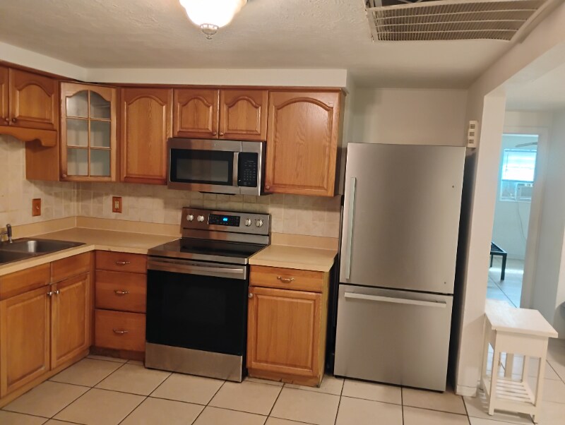 Foto del edificio - 2050 Holiday Dr